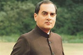 पूरा नाम: राजीव रत्न गांधी जन्म: 20 अगस्त 1944, बॉम्बे (अब मुंबई), महाराष्ट्र पिता: फ़िरोज़ गांधी माता: इंदिरा गांधी पत्नी: सोनिया गांधी संतान: राहुल गांधी, प्रियंका गांधी वाड्रा --- प्रारंभिक जीवन और शिक्षा राजीव गांधी का जन्म एक राजनीतिक परिवार में हुआ। उनके नाना पंडित जवाहरलाल नेहरू भारत के पहले प्रधानमंत्री थे और उनकी मां इंदिरा गांधी भारत की प्रधानमंत्री रहीं। उन्होंने अपनी प्रारंभिक शिक्षा देहरादून के दून स्कूल से की। आगे की पढ़ाई के लिए वे इंग्लैंड गए, जहाँ कैम्ब्रिज विश्वविद्यालय में इंजीनियरिंग की पढ़ाई शुरू की, लेकिन पूरी नहीं कर पाए। इसके बाद उन्होंने लंदन में इंपीरियल कॉलेज में पढ़ाई की। --- राजनीति में प्रवेश राजीव गांधी शुरू में राजनीति में सक्रिय नहीं थे और वे एक पेशेवर पायलट के रूप में इंडियन एयरलाइंस में काम करते थे। लेकिन 1980 में उनके छोटे भाई संजय गांधी की विमान दुर्घटना में मृत्यु के बाद, परिवार और पार्टी के दबाव से उन्होंने राजनीति में प्रवेश किया। 1981 में वे अमेठी से लोकसभा सांसद चुने गए और जल्द ही कांग्रेस के महासचिव बने। --- प्रधानमंत्री पद 31 अक्टूबर 1984 को इंदिरा गांधी की हत्या के बाद, राजीव गांधी को देश का प्रधानमंत्री बनाया गया। वे भारत के सबसे युवा प्रधानमंत्री (40 वर्ष की उम्र में) बने। मुख्य कार्यकाल उपलब्धियां: कम्प्यूटर और दूरसंचार क्रांति की शुरुआत पंचायती राज संस्थाओं को सशक्त बनाने की पहल शिक्षा और विज्ञान में तकनीकी विकास को बढ़ावा अंतरराष्ट्रीय स्तर पर भारत की छवि को मजबूत करना --- चुनौतियाँ और विवाद 1984 के सिख विरोधी दंगे बोफोर्स घोटाले का आरोप श्रीलंका में IPKF भेजने का विवाद --- हत्या 21 मई 1991 को लोकसभा चुनाव प्रचार के दौरान तमिलनाडु के श्रीपेरंबदूर में एलटीटीई (LTTE) के आत्मघाती हमलावर ने उनकी हत्या कर दी। उस समय वे 46 वर्ष के थे। --- सम्मान 1991 में उन्हें मरणोपरांत भारत रत्न से सम्मानित किया गया। --- राजीव गांधी को आज भी भारत में सूचना प्रौद्योगिकी और आधुनिकता के जनक के रूप में याद किया जाता है।