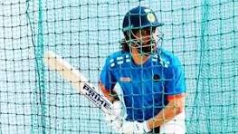 महेंद्र सिंह धोनी (MS Dhoni) भारतीय क्रिकेट के सबसे सफल और लोकप्रिय खिलाड़ियों में से एक हैं। वे अपनी शांत स्वभाव, बेहतरीन कप्तानी और विकेटकीपिंग के लिए जाने जाते हैं। संक्षिप्त जीवनी पूरा नाम: महेंद्र सिंह धोनी जन्म: 7 जुलाई 1981, रांची, झारखंड उपनाम: माही, कैप्टन कूल भूमिका: विकेटकीपर-बल्लेबाज बल्लेबाजी शैली: दाहिने हाथ के बल्लेबाज गेंदबाजी शैली: दाहिने हाथ से मीडियम गेंदबाजी क्रिकेट करियर अंतरराष्ट्रीय डेब्यू: ODI: 23 दिसंबर 2004, बांग्लादेश के खिलाफ टेस्ट: 2 दिसंबर 2005, श्रीलंका के खिलाफ T20I: 1 दिसंबर 2006, दक्षिण अफ्रीका के खिलाफ कप्तानी: 2007 में भारत को T20 वर्ल्ड कप जिताया। 2011 में भारत को 28 साल बाद वनडे वर्ल्ड कप जिताया। 2013 में चैंपियंस ट्रॉफी जीतकर तीनों ICC ट्रॉफी जीतने वाले पहले कप्तान बने। खास उपलब्धियां ICC की तीनों बड़ी ट्रॉफी जीतने वाले एकमात्र कप्तान। IPL में चेन्नई सुपर किंग्स को कई बार खिताब दिलाया। ODI में 10,000+ रन बनाने वाले कुछ विकेटकीपरों में शामिल। रिटायरमेंट टेस्ट क्रिकेट से 2014 में रिटायर। 15 अगस्त 2020 को अंतरराष्ट्रीय क्रिकेट से संन्यास लिया। धोनी को उनकी कूल सोच, आखिरी ओवरों में मैच फिनिश करने की कला और हेलिकॉप्टर शॉट के लिए हमेशा याद किया जाएगा।