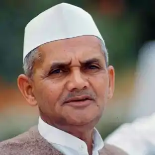 आपने लाल बहादुर शास्त्री जी की जीवनी पूछी—एक साधारण परिवार से निकलकर “जय जवान, जय किसान” का नारा देने वाले भारत के दूसरे प्रधानमंत्री।