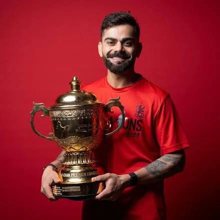 विराट कोहली एक भारतीय क्रिकेटर और दुनिया के सबसे सफल बल्लेबाज़ों में से एक हैं। उन्हें “किंग कोहली” और “रन मशीन” के नाम से भी जाना जाता है। संक्षिप्त जीवनी पूरा नाम: विराट कोहली जन्म: 5 नवंबर 1988, दिल्ली, भारत पिता: प्रेम कोहली (अपराध वकील) माता: सरोज कोहली (गृहिणी) पत्नी: अनुष्का शर्मा (बॉलीवुड अभिनेत्री) संतान: वामिका कोहली (बेटी), अकाय कोहली (बेटा) क्रिकेट करियर डेब्यू: ODI: 18 अगस्त 2008, श्रीलंका के खिलाफ टेस्ट: 20 जून 2011, वेस्टइंडीज के खिलाफ T20I: 12 जून 2010, ज़िम्बाब्वे के खिलाफ कैप्टेंसी: 2013 में एम.एस. धोनी के टेस्ट से संन्यास के बाद टेस्ट कप्तान बने और 2017 में लिमिटेड ओवर फॉर्मेट के भी कप्तान बने। उपलब्धियां: ODI में 13,000+ रन टेस्ट में 8,000+ रन कई ICC पुरस्कार (ICC Cricketer of the Year, ICC ODI Player of the Year आदि) सबसे तेज़ 8,000, 9,000, 10,000, 11,000 और 12,000 ODI रन बनाने वाले खिलाड़ी। खासियत आक्रामक खेल शैली और फिटनेस के लिए प्रसिद्ध मैदान पर जुनून और बल्लेबाज़ी में निरंतरता दुनिया के सबसे फिट क्रिकेटरों में से एक